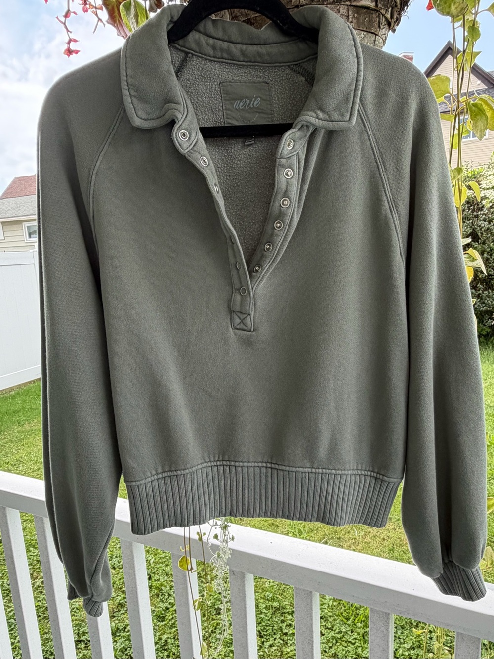 aerie Women’s Royal Palm Snap-Front Collared Sweatshirt